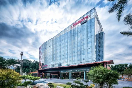 Hampton by Hilton Guangzhou Panyu Avenue Отели рядом с достопримечательностью «Guangzhou Vocational College of Technology & Business»
