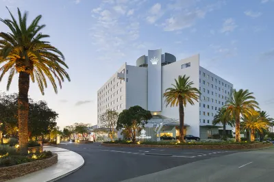 Crown Promenade Perth Hotels in Ривервейл
