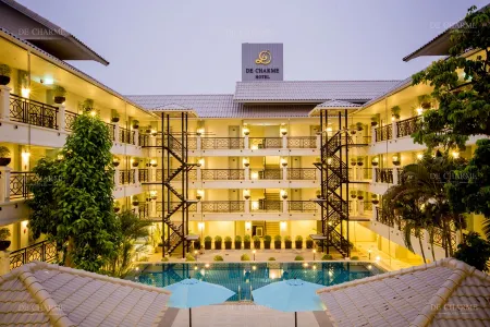 Decharme Hotel Отели рядом с достопримечательностью «Elephant Green Park»