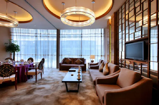 Four Points by Sheraton Beijing, Haidian Hotel Отели рядом с достопримечательностью «Nanhu Island»
