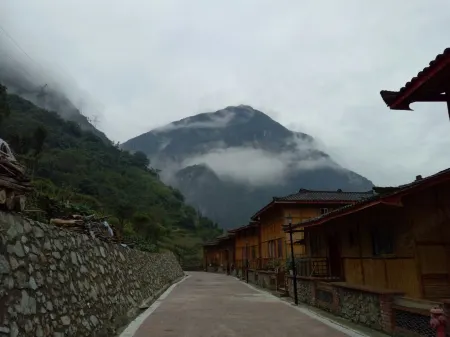 Baoxing Xueshan Home No.46 Inn Отели рядом с достопримечательностью «Hongjun Changzheng Fanyue Jiajin Mountain Memorial Hall»