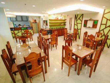 Go Hotels Dumaguete Отели рядом с достопримечательностью «Sisters of St Paul of Chartres Monument»