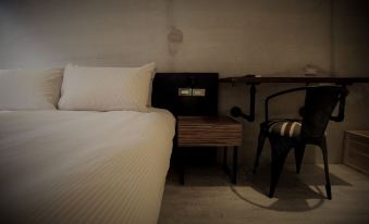 Oxygen Hotel M12
