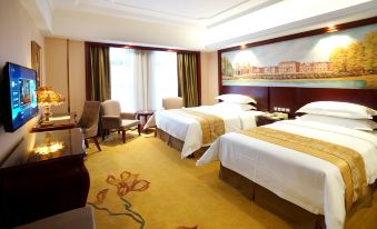 A spacious room with two double beds and a table in the center, as well as two single-sized beds at Vienna International Hotel (Shanghai Pudong Airport Free Trade Zone)