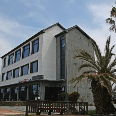 Jeju Blue Els Spa & Pool Pension Отели рядом с достопримечательностью «Публичная библиотека в городе Эволь»