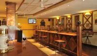Cresta Oasis Hotel - bars
