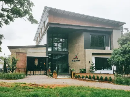 Manonnee Отели рядом с достопримечательностью «Белый храм Ват Ронг Кхун»