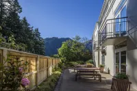 The Central Hotel Queenstown, A Naumi Chapter  호텔