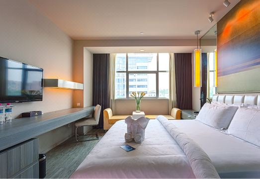 지하철역과 가까운 호텔 주변 거리