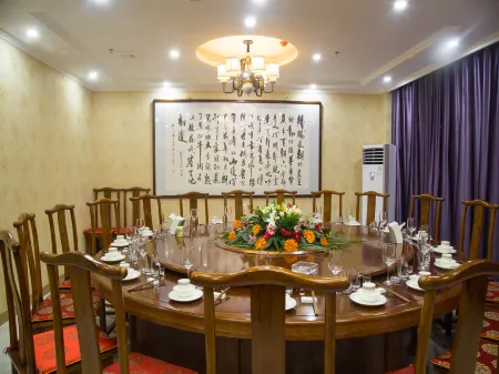 Chengde Ze Yi Business Hotel Отели рядом с достопримечательностью «Tianxiadiyi Chenghuangmiao Sceneic Area»