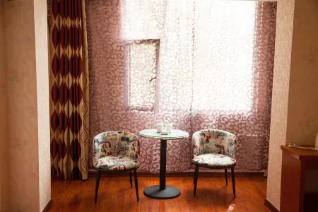 Yi Nanjing zhongyijia Holiday Hotel Отели рядом с достопримечательностью «Prague Herb Garden»