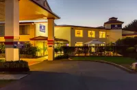 Alpha Hotel Canberra Hotels in Greenway
