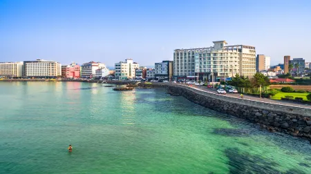 Aimi Jeju Beach Hotel Hamdeok Отели рядом с достопримечательностью «Dangcheomuldonggul Cave»