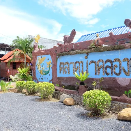 Talad Nam Klong Hae Resort Отели рядом с достопримечательностью «Храм Ват Клон Хе»