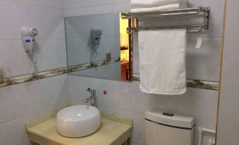 Yuanmou Aiweike Business Hotel