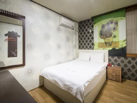 Twins Hotel Hotels near Dongmun Traditional Market