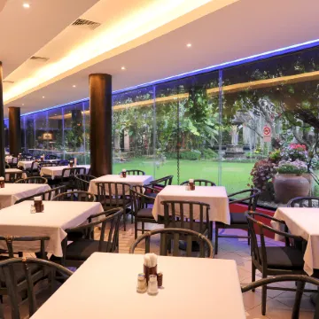 Holiday Garden Hotel & Resort Отели рядом с достопримечательностью «Ват Пратхат Дой Сутхеп»