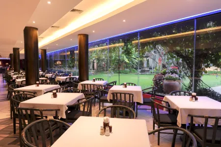 Holiday Garden Hotel & Resort Отели рядом с достопримечательностью «Ват Пратхат Дой Сутхеп»