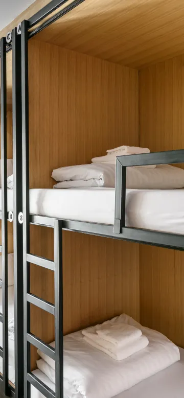 เตียงในห้องพักรวมชายหญิง 4 เตียง