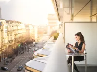 Renaissance Paris Arc de Triomphe Hotel โรงแรมใกล้อเวนิว เดส์ แตร์น