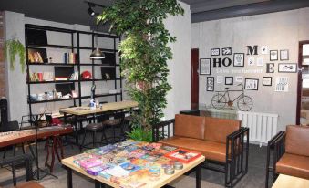 Not Alone Minyao Youth Hostel