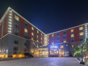 Grand Pela Hotel & Suites