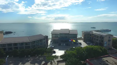 Beidaihe Bei Hua Yuan Sea View Hotel (Beidaihe Biluo Tower) Hotels in East Beach. Biluota Bar Park