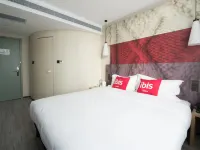 Ibis Hotel (Huijia Times Square Branch, Railway Bureau Subway Station) โรงแรมในอุรุมชี