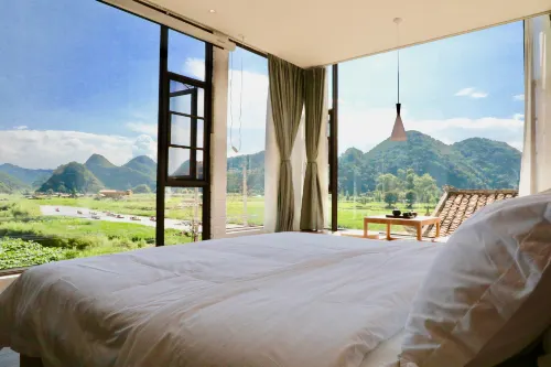 Pu zhe hei he mu Xiao Zhu min su - con vista montagne