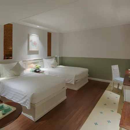Au Lac Charner Hotel Отели рядом с достопримечательностью «Манна»