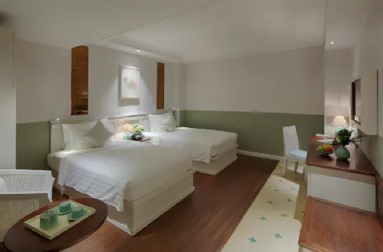 Au Lac Charner Hotel Отели рядом с достопримечательностью «Хо Чи Минх Сквер»