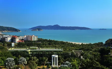 Azure Bay Resort Отели рядом с достопримечательностью «Wang Fu Zhou»