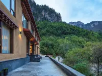 Shangri-La Snow Mountain Hotel On the iceberg Hotels near Balagezong Scenic Area