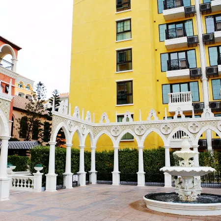 Three Bears, Thailand Pattaya Venetian Apartment Отели рядом с достопримечательностью «Парк Юрского Периода»