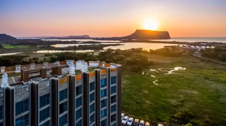 Seongsan Marina Hotel Отели рядом с достопримечательностью «Bunker des Lumières»