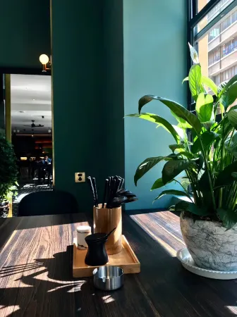 Moon and Chalice Boutique Hotel Отели рядом с достопримечательностью «Kunming University of Science and Technology Oxbridge College»