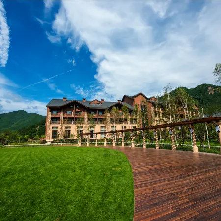 Maple Aroma Valley Hot Spring Resort Hotel
