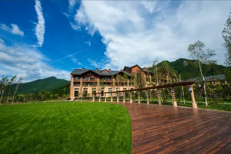 Maple Aroma Valley Hot Spring Resort Hotel