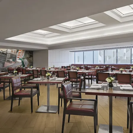 Courtyard by Marriott Hong Kong Отели рядом с достопримечательностью «Станция метро HKU»
