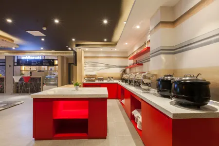 Ibis Hotel (Wuhan Simenkou Yellow Crane Tower Subway Station) Отели рядом с достопримечательностью «Wuhan Ferry Huanghelou Dock»