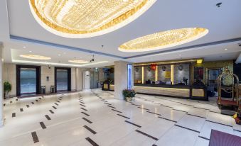 The lobby is clean and modern, featuring a large chandelier that creates an inviting ambiance at Mankedun Hotel (Guangzhou Sanyuanli Metro Station)