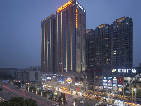 Vienna International Hotel (Zhaoqing Center Lake-view)