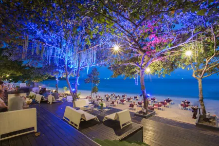 Samed Grandview Resort Отели рядом с достопримечательностью «Ao Noi Na»