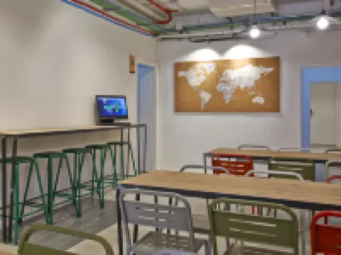 Hola Hostal Collblanc Hotels in L'Hospitalet de Llobregat