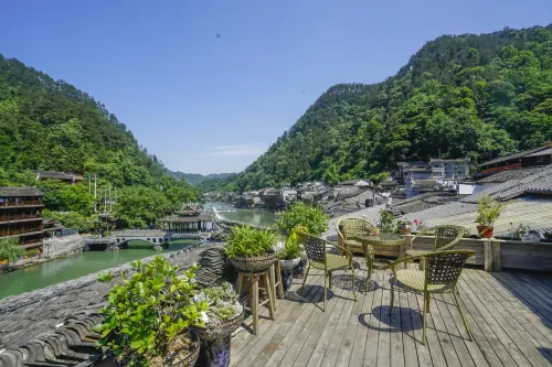 Fenghuang Fanyin Zhenpin Inn