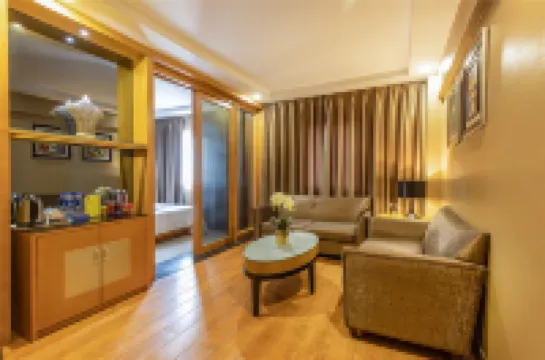 Jiangmen Park Lane Hotel (Overseas Chinese 33 Xu Street)