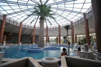 Tuwo Holiday Hotel (Yingshan bus station store)