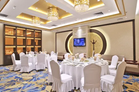 Inner Mongolia Uiles Hotel Отели рядом с достопримечательностью «Inner Mongolia Technical College of Mechanics and Electrics (Northeast to Saihan Road Residents' Committee Community Health Service Station)»