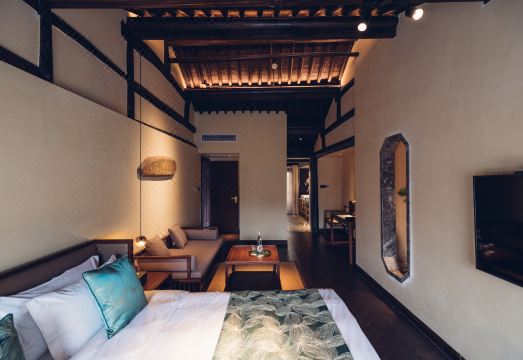 Guanzhi · Cuimo Hostel의 고즈넉한 정원 전경