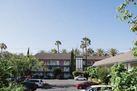 Alamo Inn and Suites - Convention Center Отели рядом с достопримечательностью «Луигис Ролликин Роудстерс»